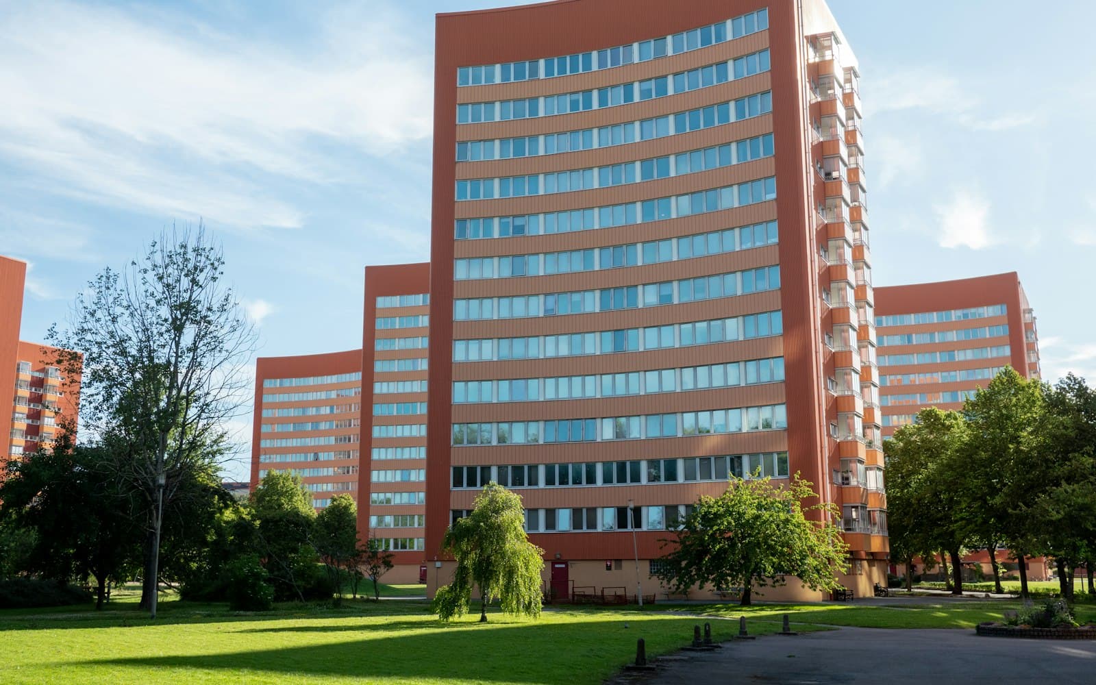 Bostadshus med fasader i sol och blå himmel