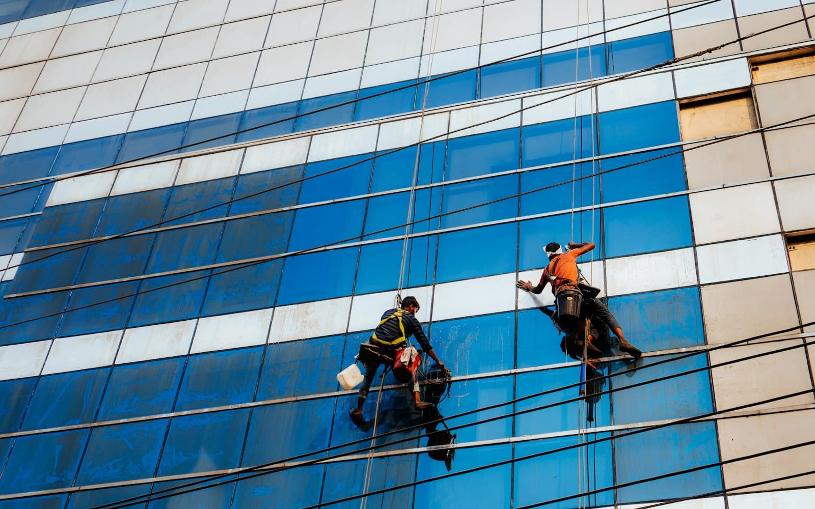 Fönsterputs på fasad av bostadshus